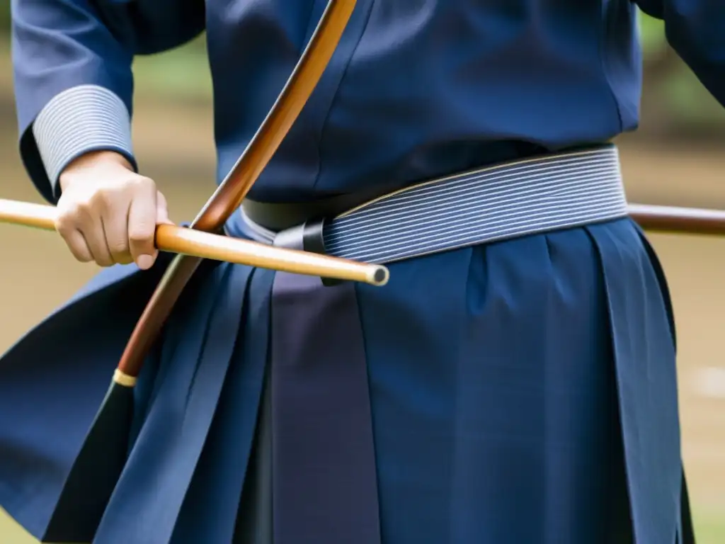 Detalle del hakama de arquero samurái, implementos sagrados evocan tradición y elegancia