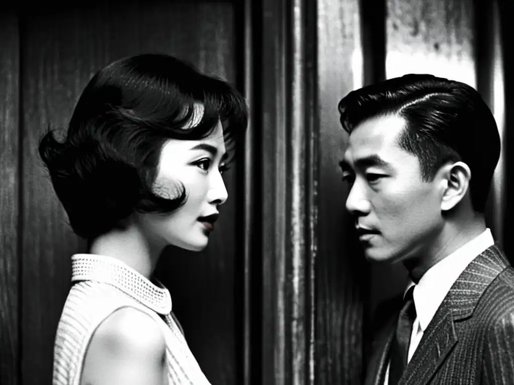 Escena en blanco y negro de 'In the Mood for Love' de Wong Karwai, con una conversación cargada de emoción y comunicación no verbal en cine japonés