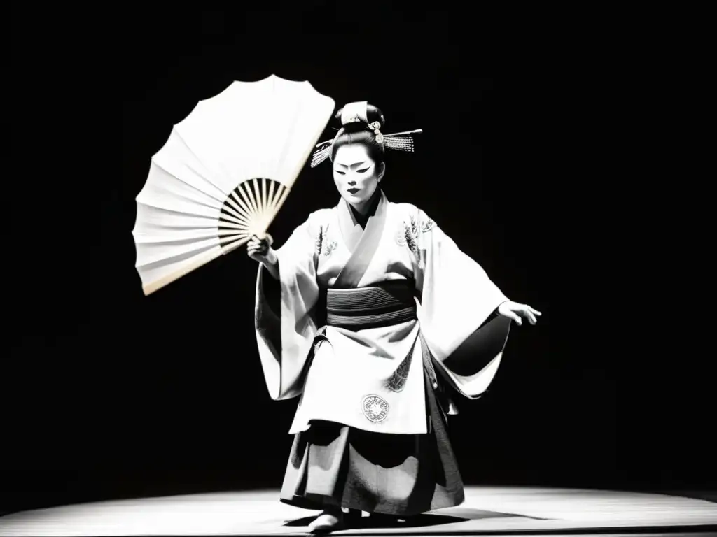 Imagen en blanco y negro de una actuación tradicional de Noh samurái con significado espiritual, en un escenario penumbroso