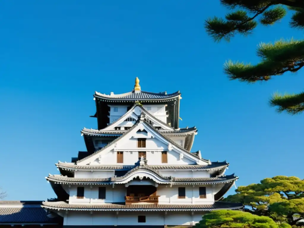 El imponente castillo de Himeji, Patrimonio de la Humanidad de la UNESCO, destaca entre un cielo azul claro