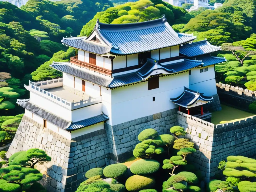 Innovadoras técnicas en la construcción de castillos samurai se aprecian en Himeji Castle, con su arquitectura elegante, rodeado de exuberante vegetación y bajo un cielo azul vibrante