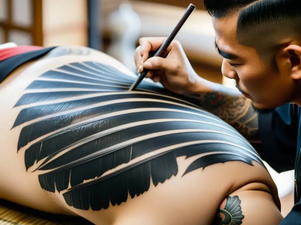 Un maestro tatuador crea con dedicación un diseño tradicional Irezumi en la espalda de un cliente, en un ambiente lleno de arte japonés