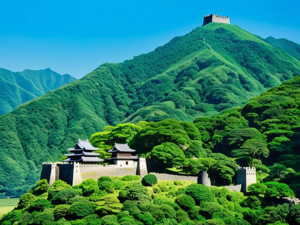 Ruinas del Castillo Kasugayama entre montañas verdes y cielo azul, resaltando la historia del Dragón de Echigo Samurai